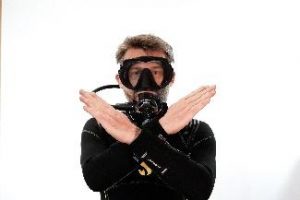 Ein Bild, das Person, Kleidung, Mann, tragen enthält. Automatisch generierte Beschreibung