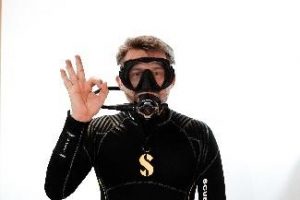 Ein Bild, das Person, Mann, Brille enthält. Automatisch generierte Beschreibung