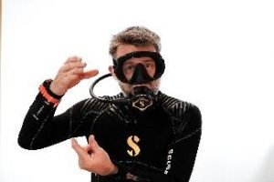 Ein Bild, das Person, Mann, Brille enthält. Automatisch generierte Beschreibung