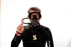 Ein Bild, das Person, Mann, darstellend, Taucheranzug enthält. Automatisch generierte Beschreibung