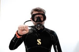 Ein Bild, das Person, Mann, schwarz, Brille enthält. Automatisch generierte Beschreibung