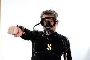 Ein Bild, das Person, Mann, schwarz, Brille enthält. Automatisch generierte Beschreibung