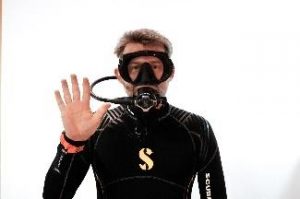 Ein Bild, das Person, Mann, schwarz enthält. Automatisch generierte Beschreibung