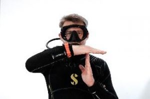 Ein Bild, das Person, Mann, tragen, schwarz enthält. Automatisch generierte Beschreibung