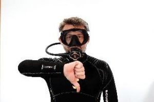 Ein Bild, das Person, schwarz, tragen, Maske enthält. Automatisch generierte Beschreibung