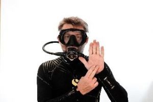 Ein Bild, das Person, tragen, schwarz enthält. Automatisch generierte Beschreibung