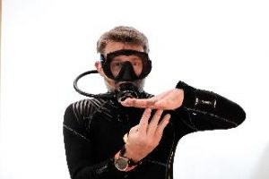 Ein Bild, das Person, tragen, schwarz enthält. Automatisch generierte Beschreibung