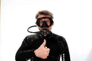 Ein Bild, das Text, Person, Mann, schwarz enthält. Automatisch generierte Beschreibung